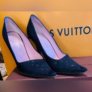 Louis Vuitton Silk Monogram Heels. Authentic. Incl Box. Dust Covers. So classic